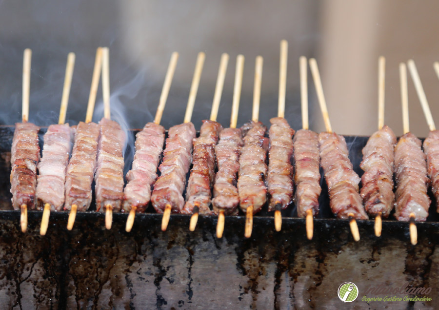 arrosticini abruzzesi cotti alla brace