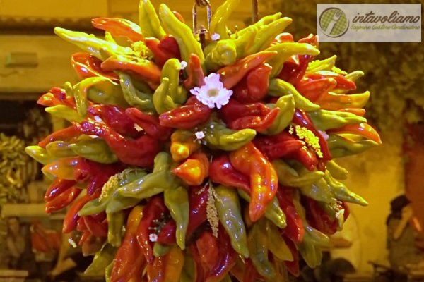 mazzo con peperoni roggianesi rossi e verdi