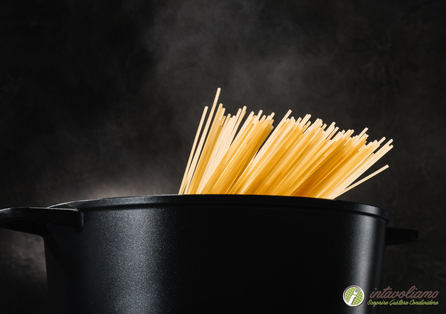 preparazione degli spaghetti alle vongole