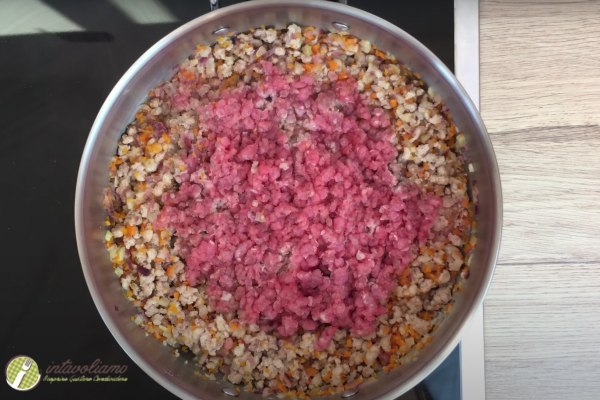 preparazione del ragu alla bolognese, soffritto con l'aggiunta di pancetta emanzo