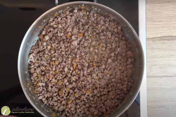 preparazione del ragu alla bolognese, fase dell'aggiunta del vino