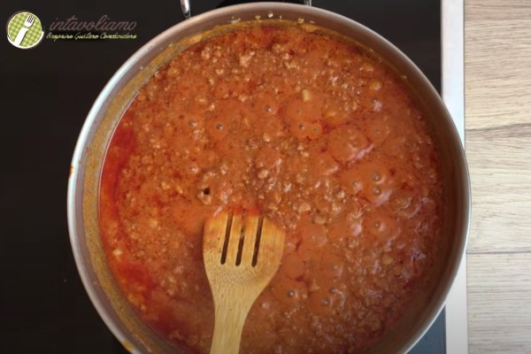 preparazione del ragu alla bolognese, fase dell'aggiunta del latte