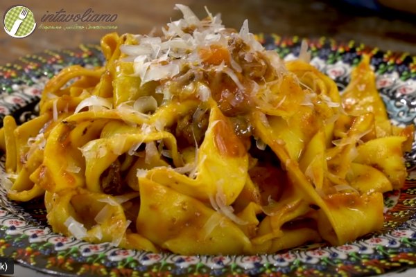 piatto di tagliatelle condite  con rag§ bolognese