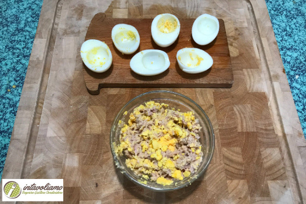 preparazione uova bollite tonno