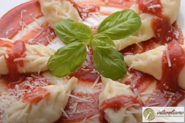 culurgiones sardi conditi con passata di pomodoro