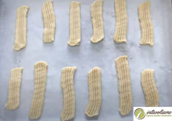 Biscotti al latte posizionati su una teglia pronti per essere infornati