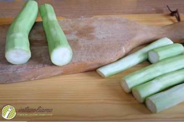 cucuzza siciliana, una tipica zucca lunga di color verde chiaro